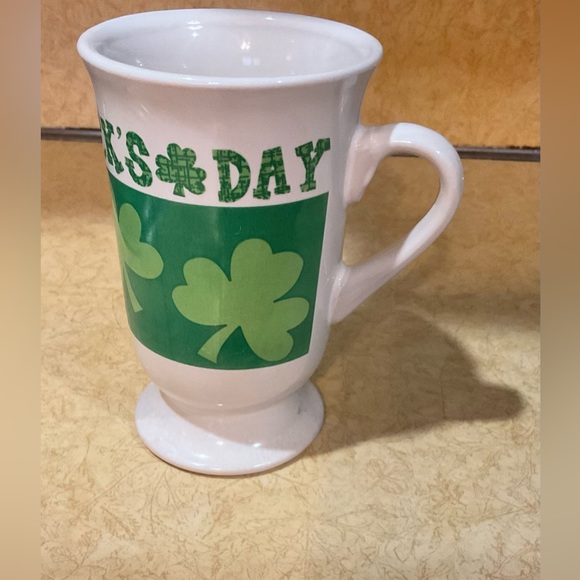 St. Patrick’s Day: mug, leprechaun, ngold plated/tone bracelet with green stone. - Picture 5 of 9